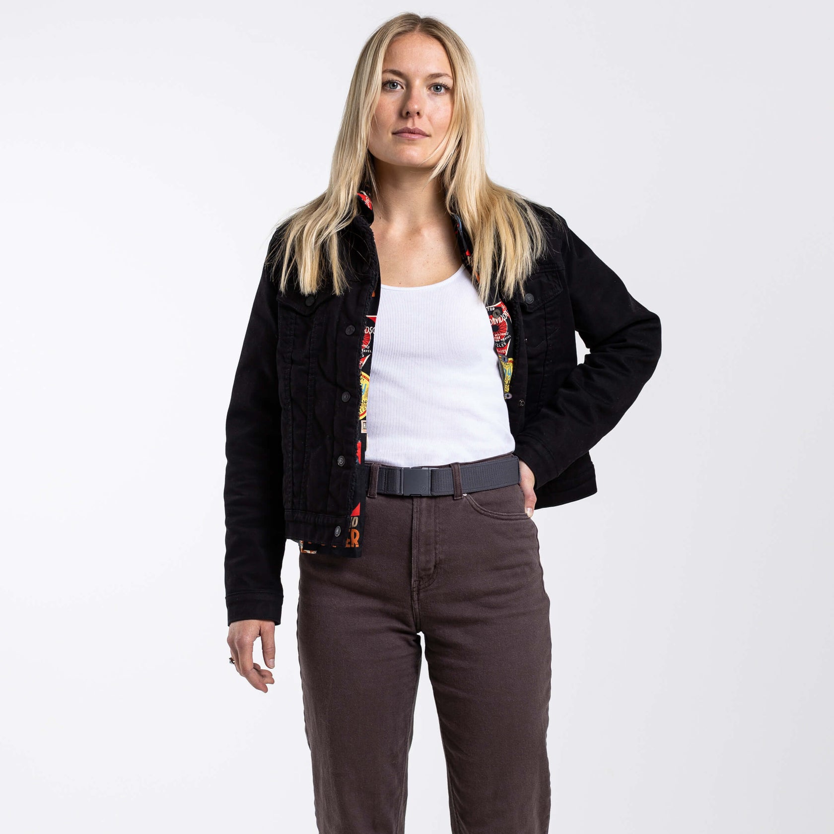 Atlas-Charcoal-UA-NRCRAT3-014-OnBody01_86cb1f70-d4fc-4b05-acb3-b0e74d0c6647